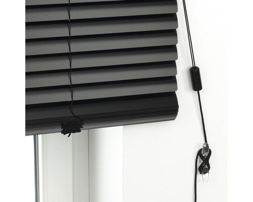 Detaljvy av en horisontell persienn med draglinor för ljusreglering