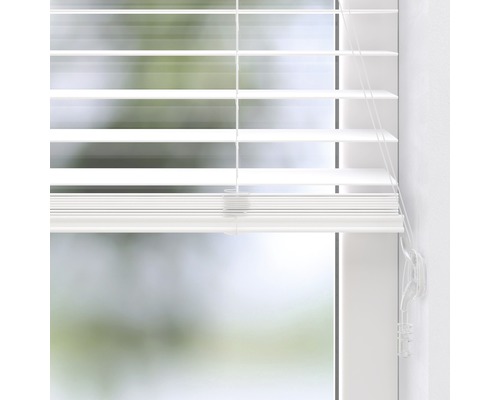 Vit persienn framför ett fönster för ljuskontroll