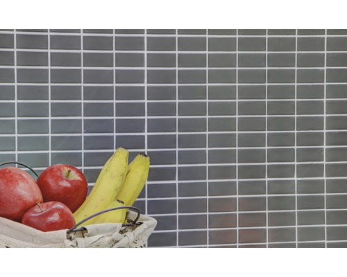 Grå mosaikplatta med fruktkorg