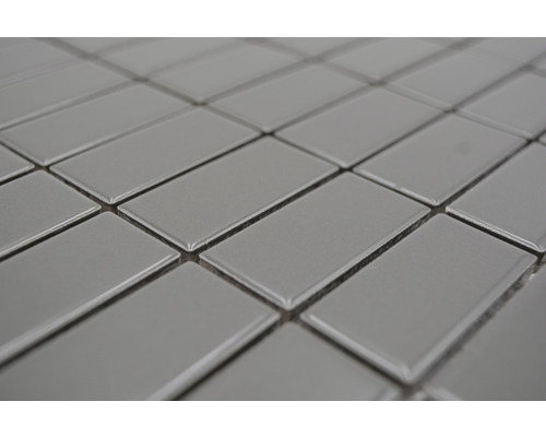 Grå rektangulär kakel i mosaikmönster