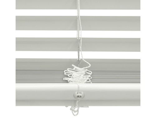 Vit jalusi med dragsnöre