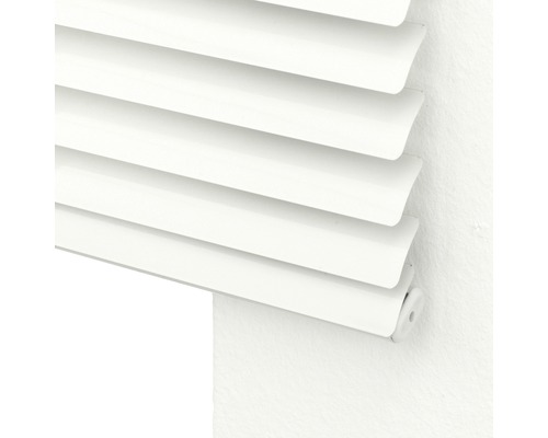 Närbild av vita persienner vid fönstret