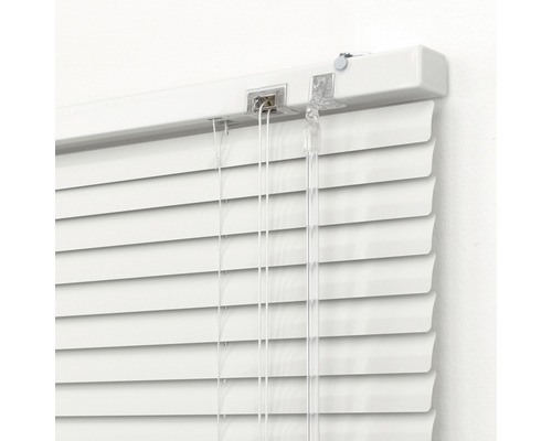 Närbild av en vit persienn vid fönstret