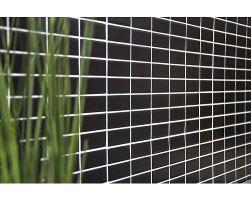 Väggkakel med mosaikmönster och växtdekoration