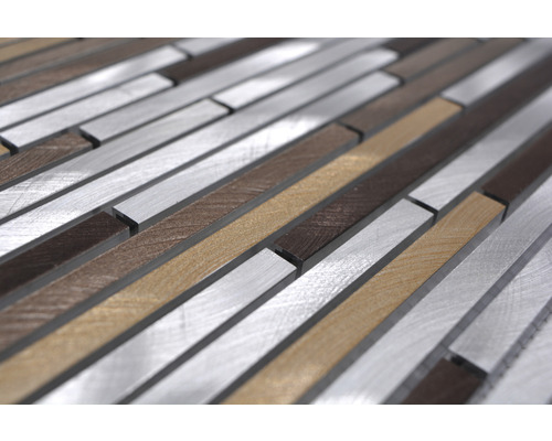 Mosaikplatta av metall och trä