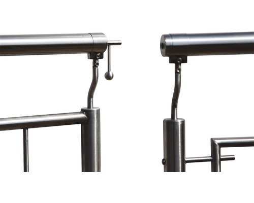 Detaljvy av ett räcke i rostfritt stål