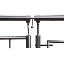 Detaljvy av en rostfri stålräcke med låsmekanism