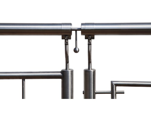 Detaljvy av en rostfri stålräcke med låsmekanism