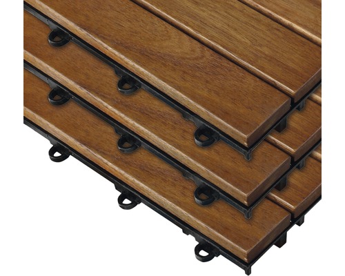 Trädäck av trä med plastunderkonstruktion för utomhusbruk