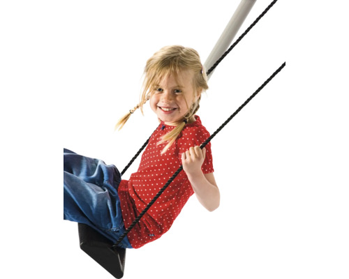 Flicka gungar på en barngunga