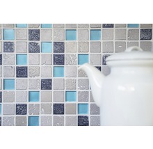 Mosaikplattor med ornament och glasdetaljer i bakgrunden
