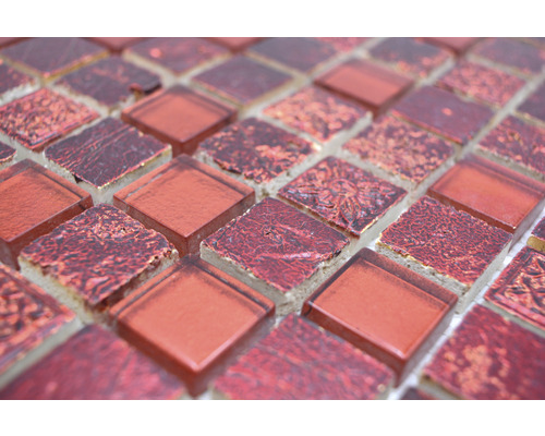 Närbild av röda glasmosaikplattor för vägg och golv