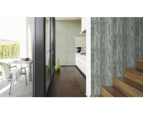 Interiörvy med väggtapet i trä och trappa