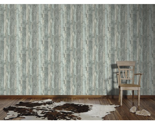 Vardagsrum med tapet i trälook, stol och matta