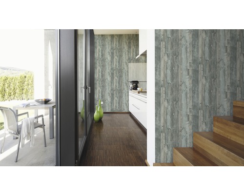 Interiör med tapet i träutseende, kombinerat med ett modernt kök och en uteplats.