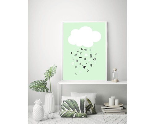 Dekorativ bild med moln och bokstäver i ett ljust rum