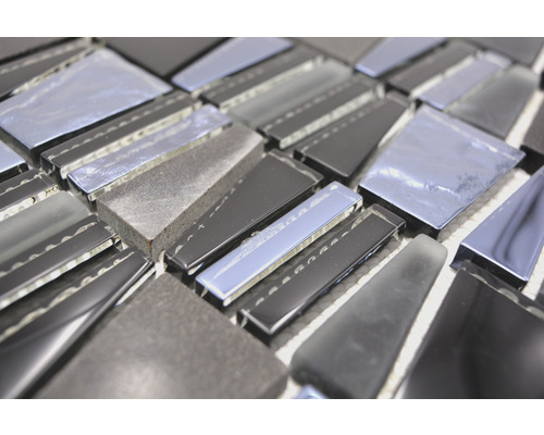 Närbild av mosaikplattor av sten och glas