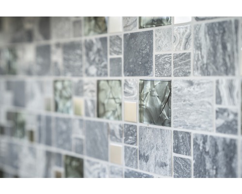 Kakelvägg med mosaik med kvadratiska plattor i marmorlook och glas