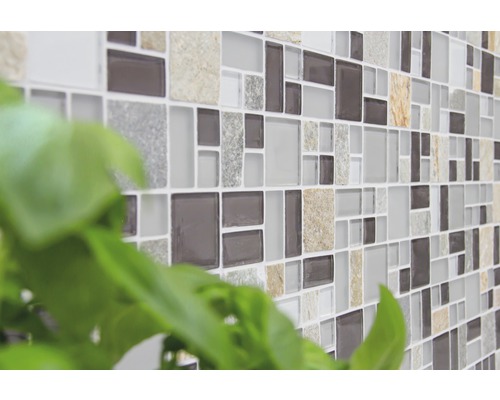 Närbild av en vägg med mosaikplattor av glas och sten