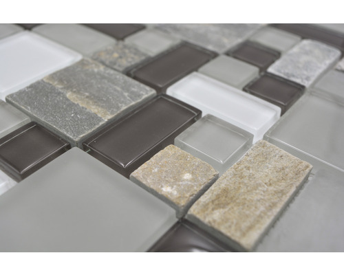 Närbild av mosaikplattor av glas och sten