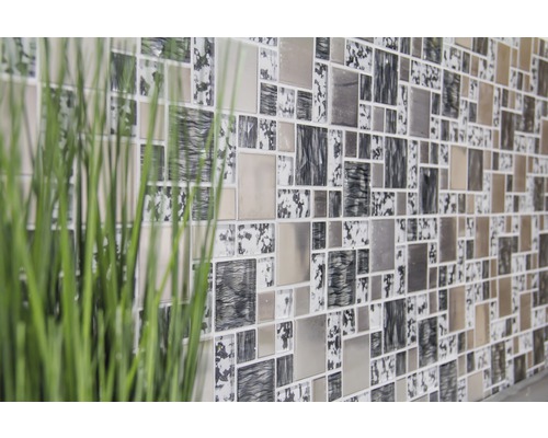 Vägg med kvadratiska mosaikplattor och växtdekoration