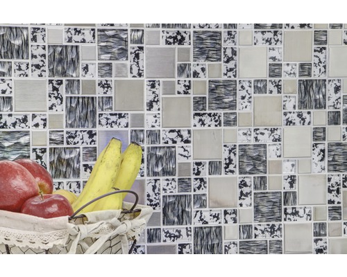 Väggplattor med olika mönster som bakgrund för en fruktkorg