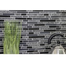 Väggdesign med mosaikplattor och dekorativa element i ett kök