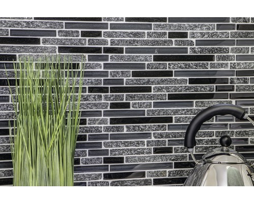 Väggdesign med mosaikplattor och dekorativa element i ett kök