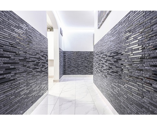 Hall med väggkakel och golvkakel