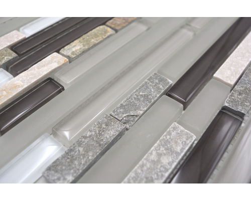 Närbild av mosaikplattor av glas och sten