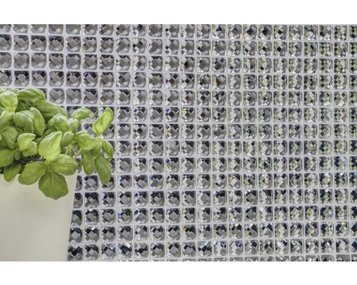 Mosaikplattor med kristallglasutseende på väggen
