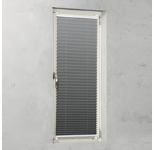 Grå plisségardin i fönsterkarm