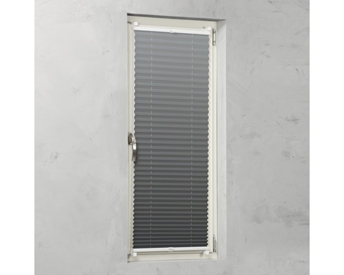 Grå plisségardin i fönsterkarm