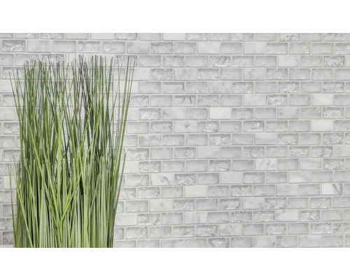 Väggplattor med glasmosaik och dekorativt gräs