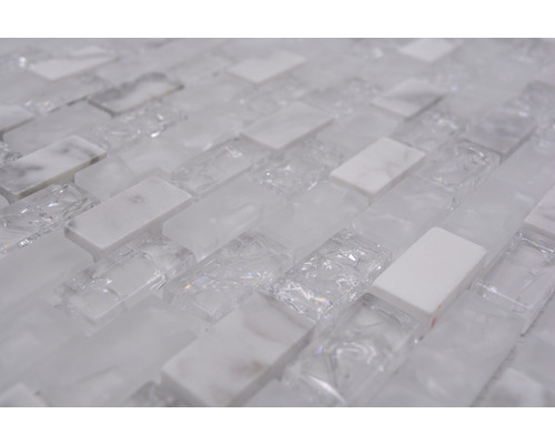 Närbild av en mosaik av glas och marmor