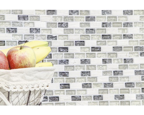 Vägg av mosaikplattor med en fruktkorg i förgrunden