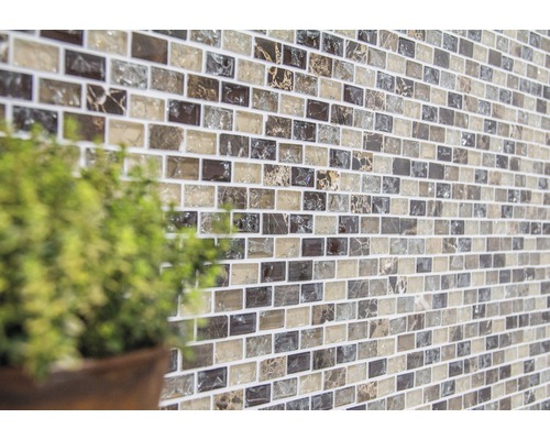 Vägg med mosaikplattor i tegelstensformat