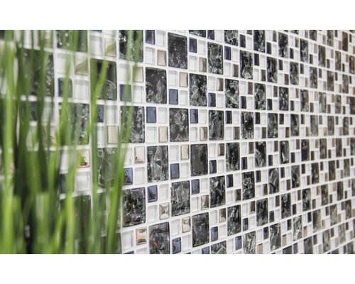 Mosaikplattvägg med kvadratiska och rektangulära glas- och keramikelement