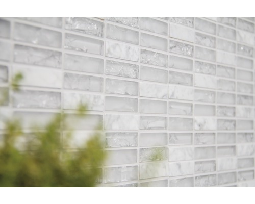 Vägg med mosaikplattor med rektangulära element av glas och sten