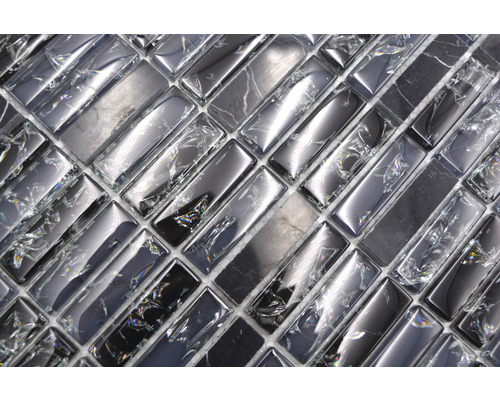 Detaljbild av mosaikplatta av glas och natursten