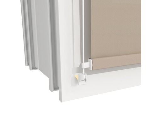 Detaljvy rullgardin med klämfäste på fönstret