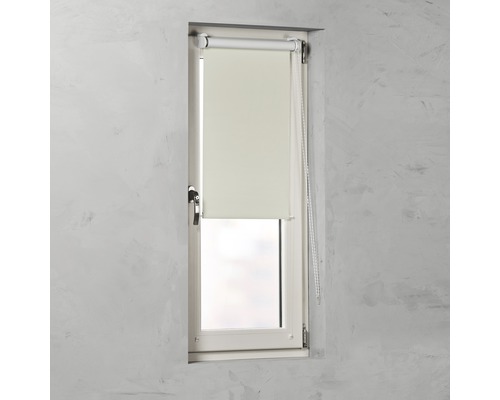 Fönster med halv neddragen rullgardin