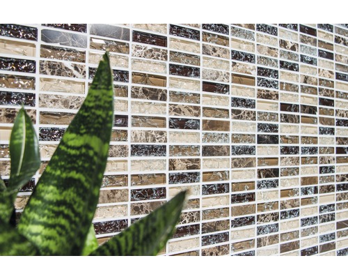 Väggplattor med mosaikmönster och rektangulära element.