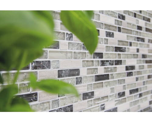 Väggplattor i glasmosaik med rektangulära stenar