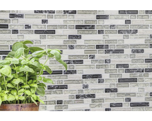 Dekorativ mosaikvägg med växt i kruka