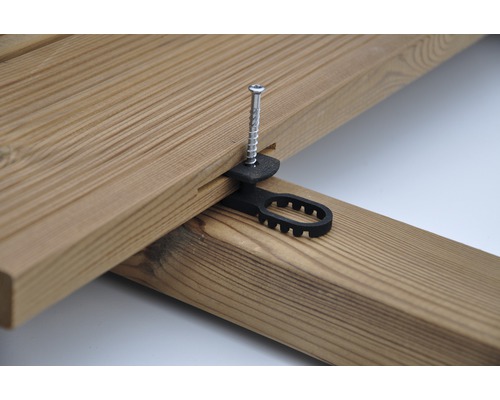 Trallbräda fäst med distans och skruv