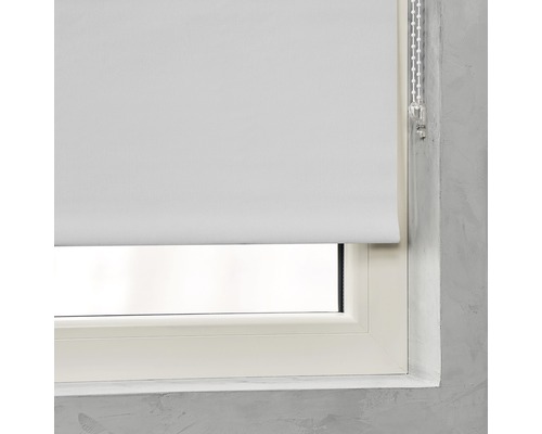 Vita fönsterrullgardiner på fönstret