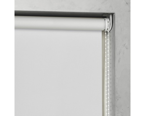 Rullgardin med kedjedrag vid fönstret