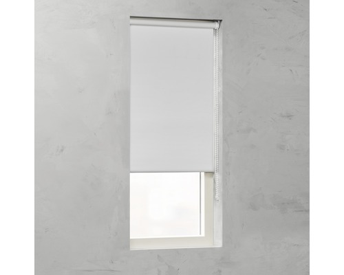 Fönster med vit rullgardin