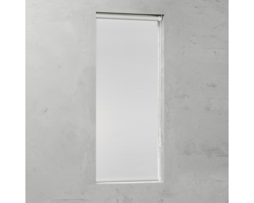 Vit rullgardin i fönstret för avskildhet och mörkläggning.